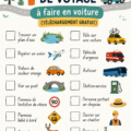 Famille jouant à des jeux de route pendant un voyage en voiture.