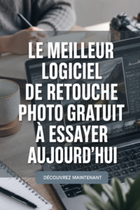 Une femme utilisant un logiciel de retouche photo sur son ordinateur, avec des images colorées à l'écran.