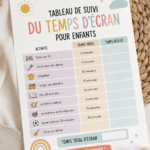 Un tableau coloré de suivi du temps d'écran pour les enfants sur un bureau