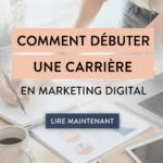 Femme professionnelle s'initiant au marketing digital avec des livres et un ordinateur.