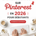 Une femme souriante qui utilise Pinterest sur son ordinateur portable pour gagner de l'argent