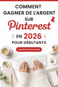 Une femme souriante qui utilise Pinterest sur son ordinateur portable pour gagner de l'argent