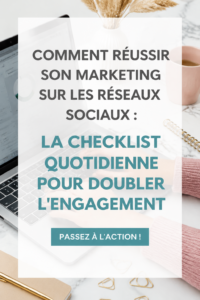 Femme débutant sa journée avec sa checklist de marketing sur les réseaux sociaux
