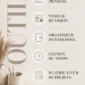 Femme utilisant un planner mensuel à son bureau pour organiser ses projets.