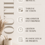 Femme utilisant un planner mensuel à son bureau pour organiser ses projets.