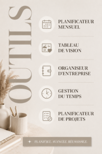 Femme utilisant un planner mensuel à son bureau pour organiser ses projets.