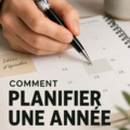 Femme avec un bloc-notes planifiant son calendrier de podcast