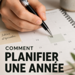 Femme avec un bloc-notes planifiant son calendrier de podcast