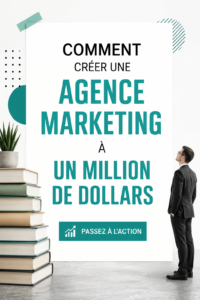 Femme souriante en train de travailler sur un ordinateur pour sa nouvelle agence de marketing
