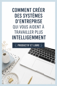 Femme utilisant un ordinateur pour organiser son travail avec des systèmes d'affaires efficaces.