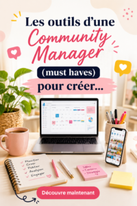 Image d'un bureau avec des outils de gestion pour Community Manager et des écrans d'ordinateur montrant des données analytiques.