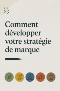 Un groupe de femmes travaillant ensemble sur une stratégie de marque, entourées d'ordinateurs et de notes.