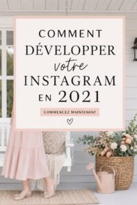 Femme souriante utilisant son smartphone pour poster sur Instagram