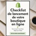 Une femme souriante travaillant sur son site Shopify depuis son ordinateur, entourée de notes et de matériel de bureau.