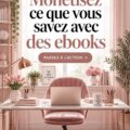 Une femme souriante tenant un ebook représentant la monétisation des connaissances.