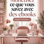 Une femme souriante tenant un ebook représentant la monétisation des connaissances.