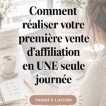 Une femme souriante travaillant sur son ordinateur pour réussir dans le marketing d'affiliation.