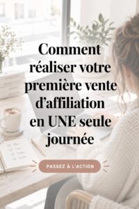 Une femme souriante travaillant sur son ordinateur pour réussir dans le marketing d'affiliation.