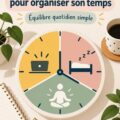 Une femme souriante planifiant sa journée en utilisant la règle 8-8-8