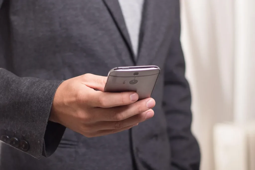 Vistron One smartphone professionnel en situation de terrain
