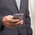 Vistron One smartphone professionnel en situation de terrain